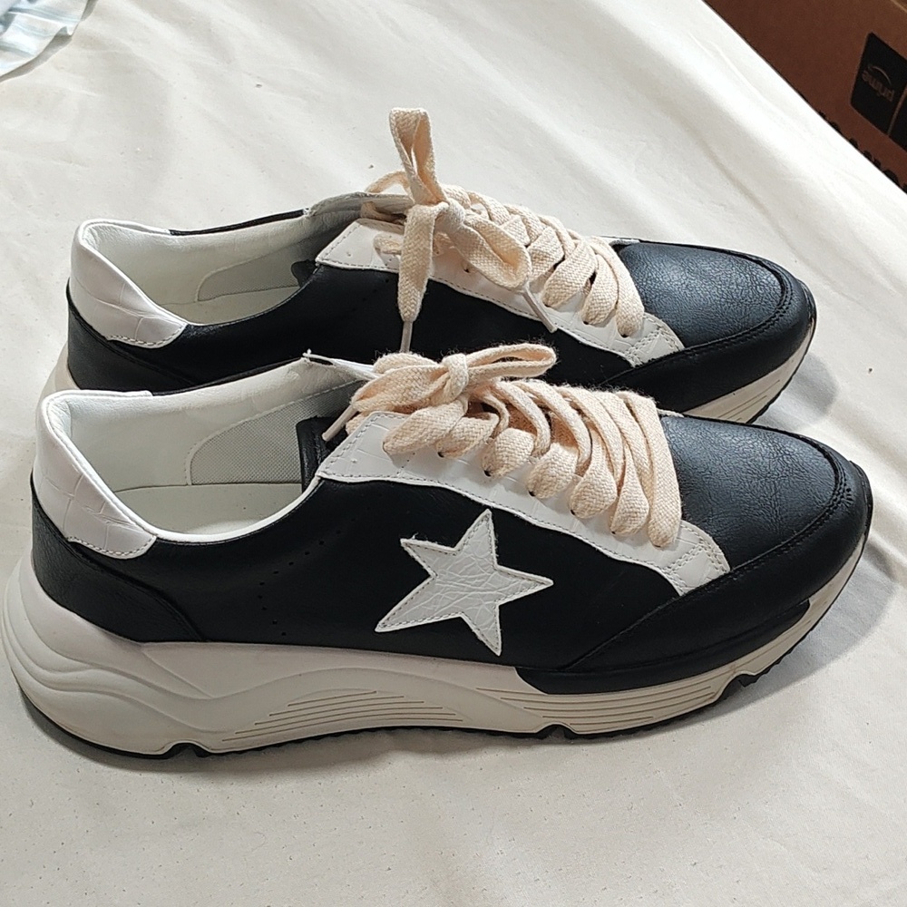 Stylish Black and White Women's Sneakers - Picture 3 of 14